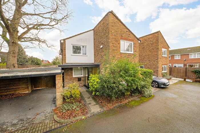 4 Bedroom Detached House For Sale In Acacia Road, Hampton, TW12
