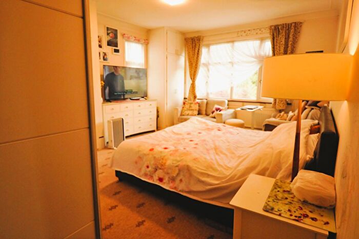 Detached House For Sale In Chase Side, London, N14