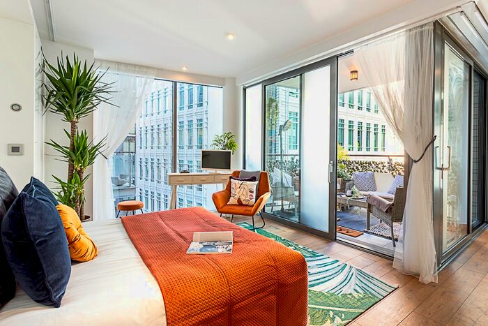 Studio To Rent In Central Saint Giles Piazza, London, WC2H