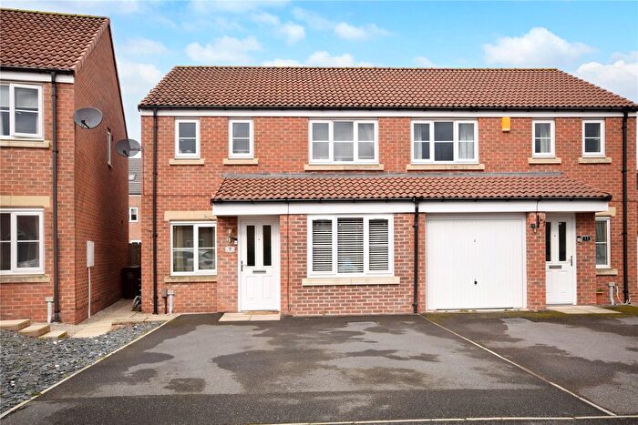 3 Bedroom Semi Detached House For Sale In Bottle Kiln Rise, Wakefield, WF1