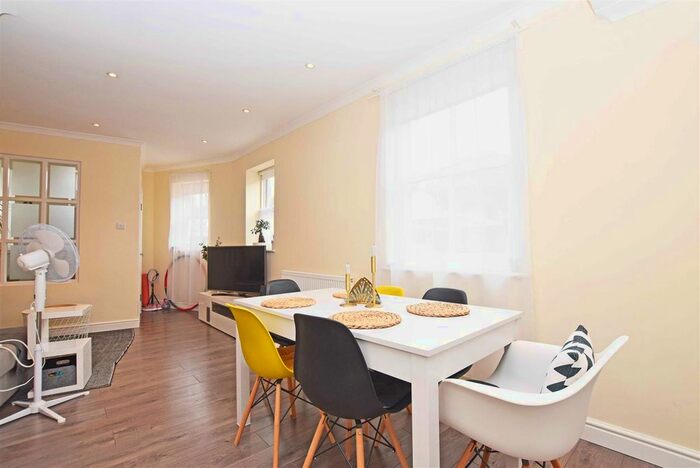 1 Bedroom Flat To Rent In Tudor Road, Hampton, TW12