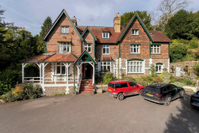 3 Bedroom Flat For Sale In Old Reigate Road, Dorking, RH4