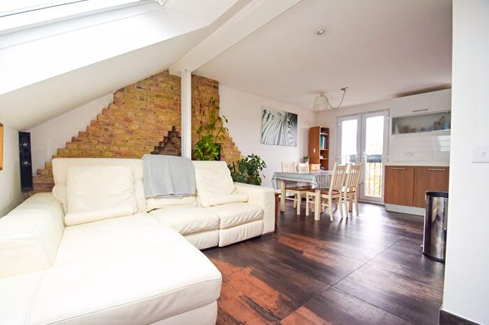 2 Bedroom Flat To Rent In Durnsford Road, London, SW19