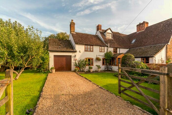 3 Bedroom Semi-Detached House For Sale In Barn Court, Framilode, Gloucester, GL2