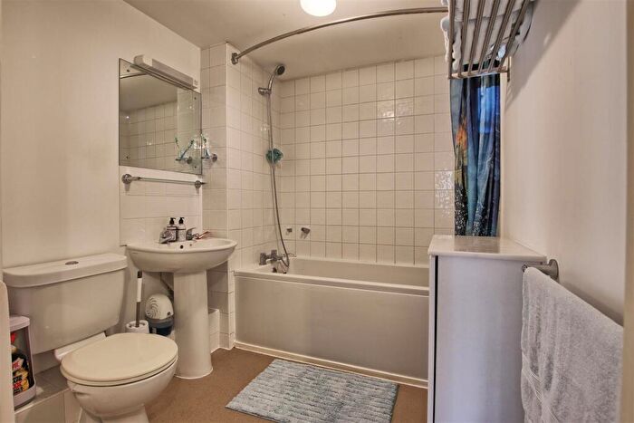 2 Bedroom Flat For Sale In Maltings Close, Cambridge, CB5