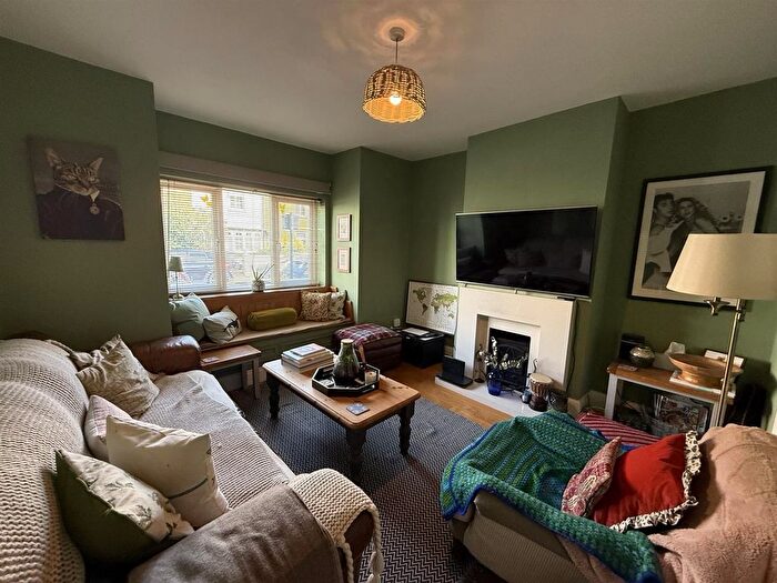 2 Bedroom Cottage To Rent In Linkfield Road, Isleworth, TW7