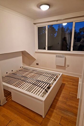 Studio To Rent In Leeside Crescent, Golders Green, NW11