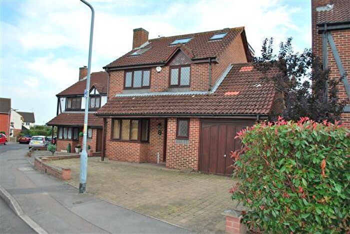 5 Bedroom Detached House For Sale In Timberdene Avenue, Barkingside, IG6