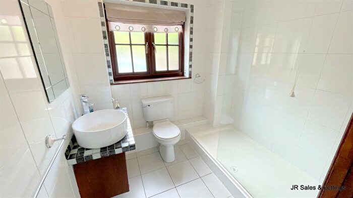 2 Bedroom Detached Bungalow For Sale In Hammondstreet Road, West Cheshunt, EN7