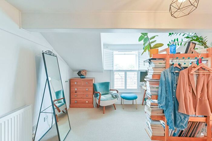 2 Bedroom Flat For Sale In Martell Road, West Dulwich, London, SE21