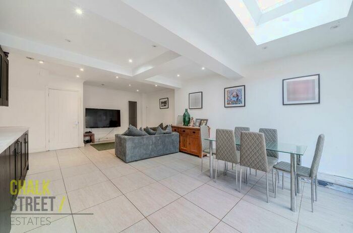 4 Bedroom Detached House For Sale In Osborne Road, Hornchurch, RM11