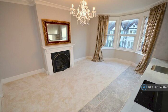 2 Bedroom Flat To Rent In Tff, Bristol, BS4