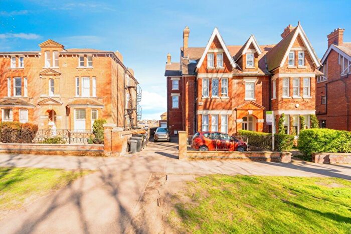 2 Bedroom Flat For Sale In De Parys Avenue, Bedford, Bedfordshire, MK40