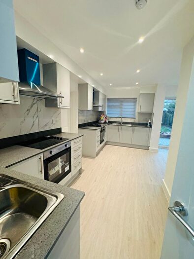 6 Bedroom Semi-Detached House To Rent In Pasture Close, Wembley, HA0