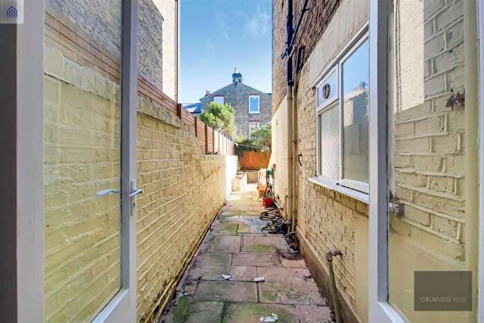 1 Bedroom Apartment For Sale In Thirsk Road, Battersea, SW11