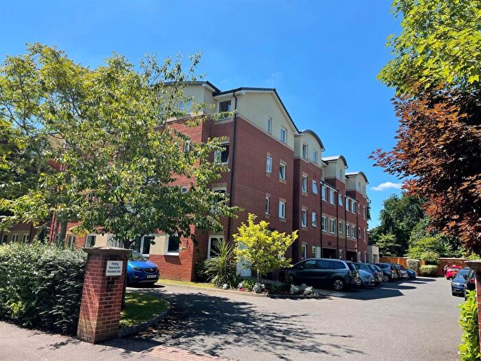 1 Bedroom Retirement Property For Sale In Oaktree Court, Addlestone Park, Addlestone, KT15