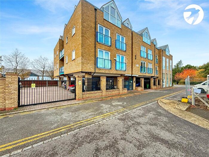 2 Bedroom Flat For Sale In St. Marys Road, Swanley, Kent, BR8