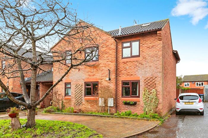 4 Bedroom Link Detached House For Sale In August End, George Green, Slough, SL3