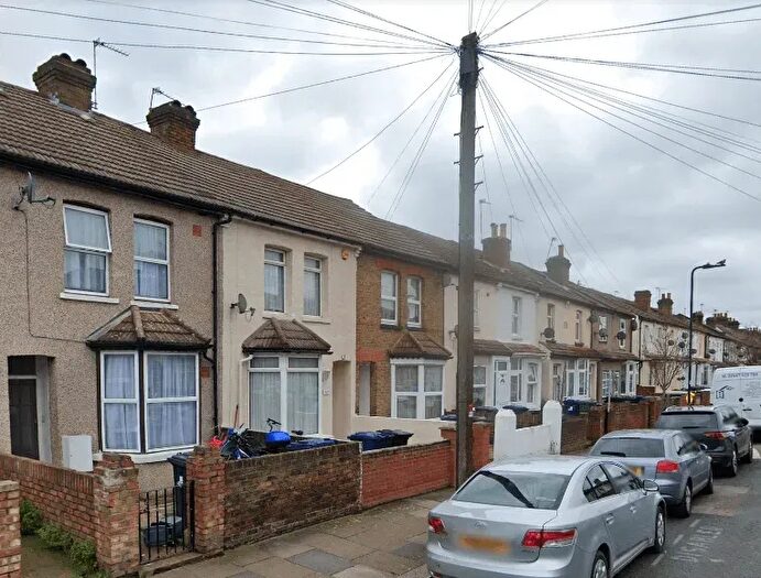 1 Bedroom Terraced House To Rent In Adelaide Road, Southall, UB2