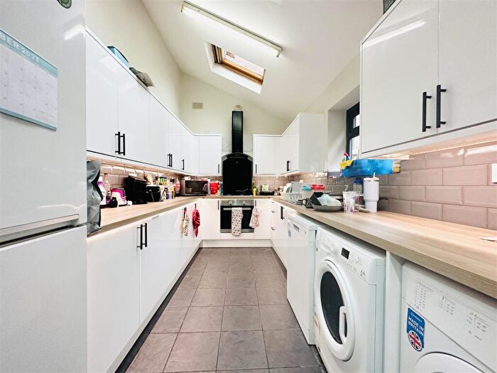 6 Bedroom House To Rent In Ilkeston Road, Nottingham, NG7