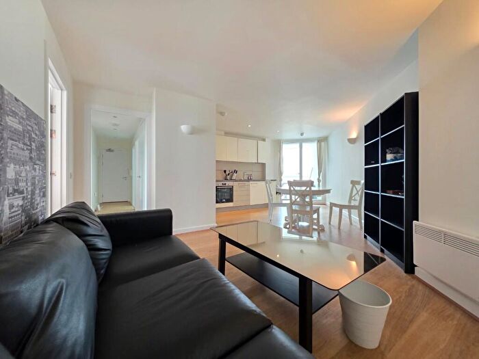 3 Bedroom Apartment To Rent In Blackwall Way, London, E14