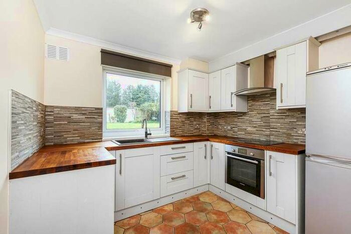 2 Bedroom Flat To Rent In Barry Road, London SE22