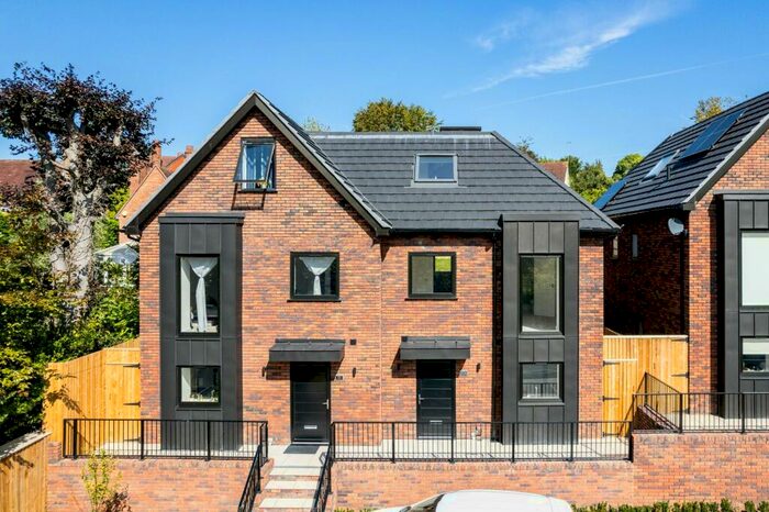 4 Bedroom Semi-Detached House To Rent In Briton Hill Road, South Croydon, CR2