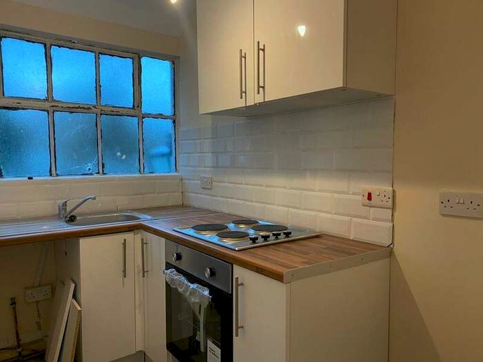 3 Bedroom Flat To Rent In Cooper's Yard, London, SE19