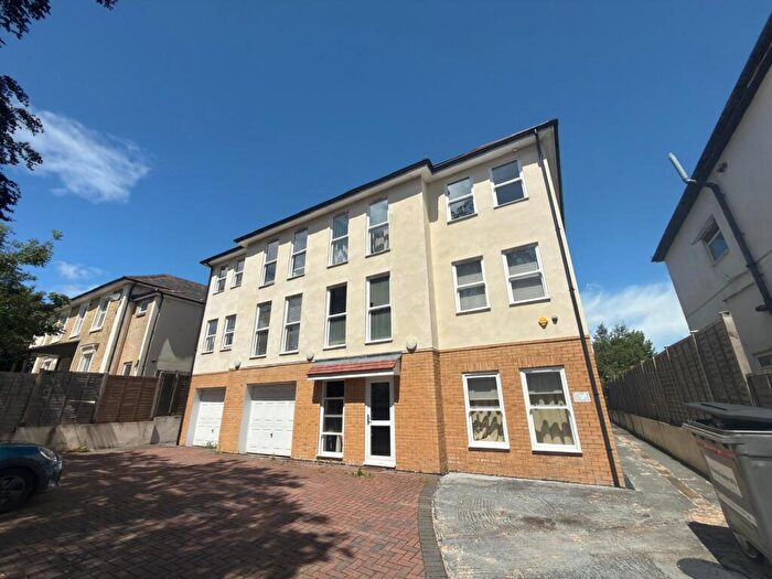 3 Bedroom Flat To Rent In Beech Court, Portswood, Southampton, SO17