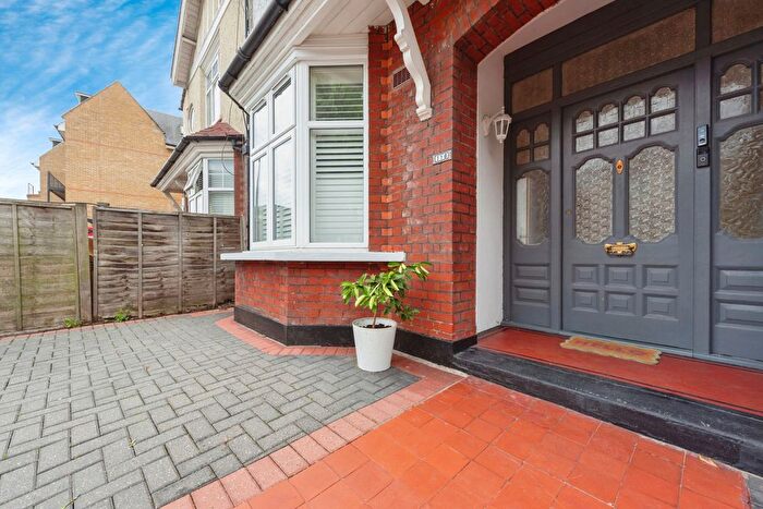 2 Bedroom Maisonette For Sale In Windmill Road, Brentford, TW8