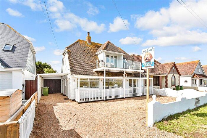 3 Bedroom Chalet For Sale In The Parade, Greatstone, Kent, TN28