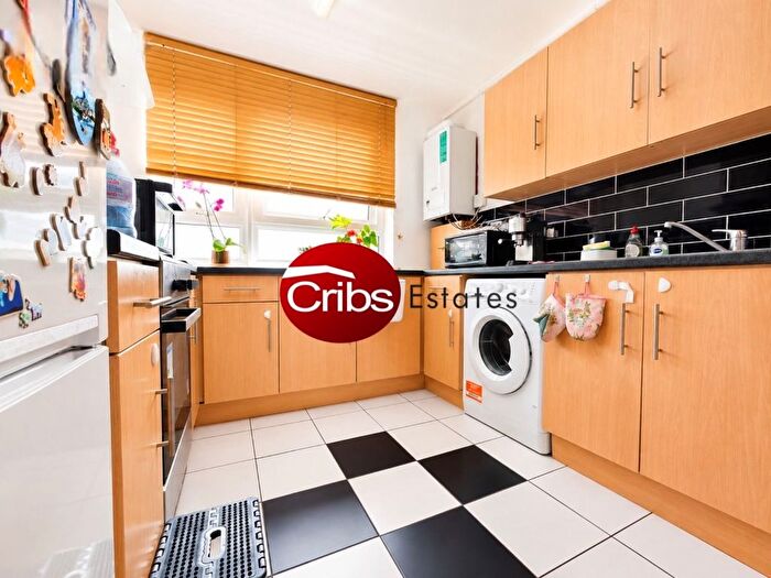 3 Bedroom Flat To Rent In Pincott Road, SW19
