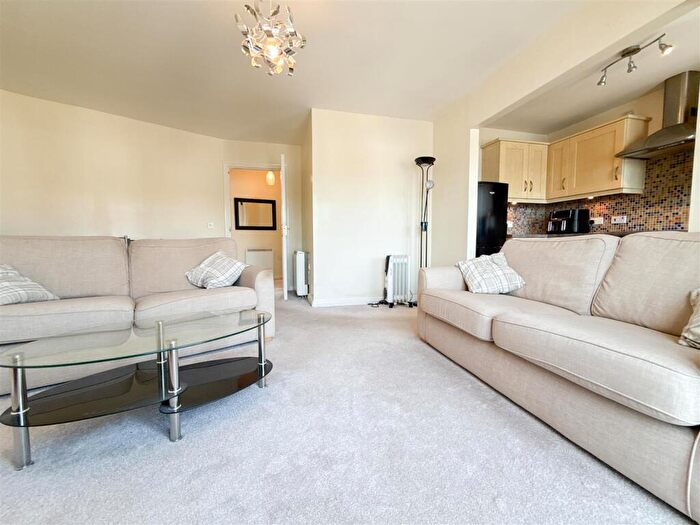 2 Bedroom Flat For Sale In Grebe Close, Dunston, Gateshead, NE11