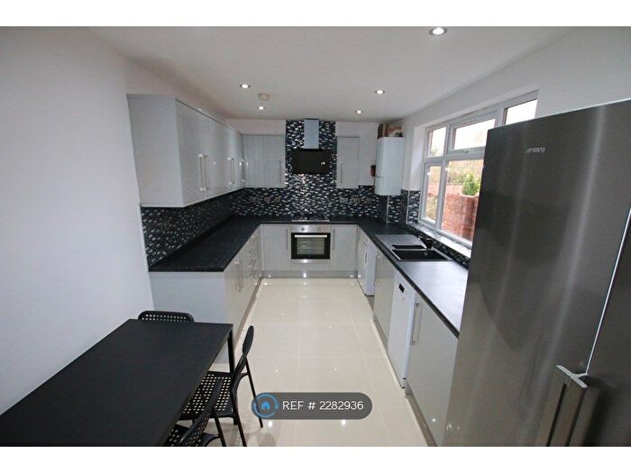 6 Bedroom Terraced House To Rent In Grange Avenue, Reading, RG6