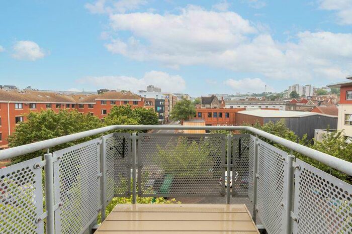 2 Bedroom Flat To Rent In Backfields, Bristol, BS2