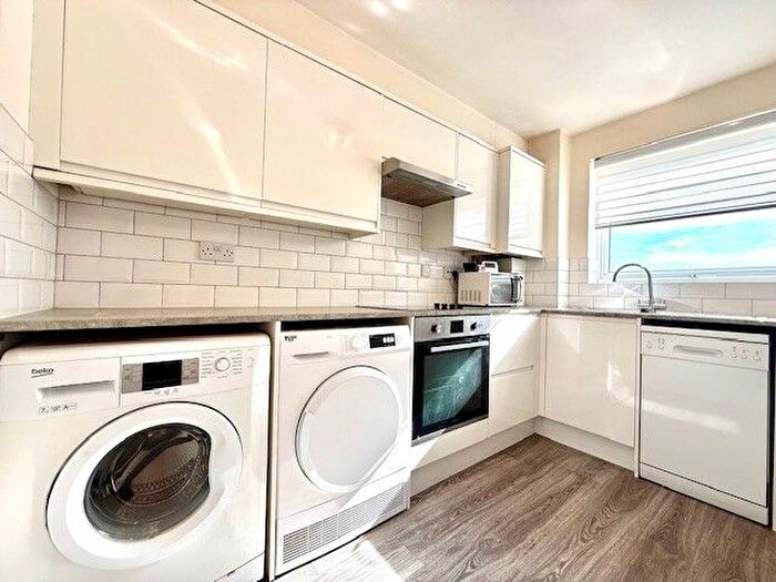 1 Bedroom Flat To Rent In Swans Hope, Loughton, IG10