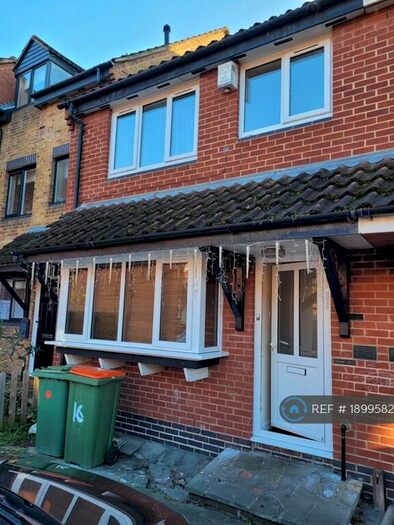 3 Bedroom Semi-Detached House To Rent In Woodhatch Close, London, E6