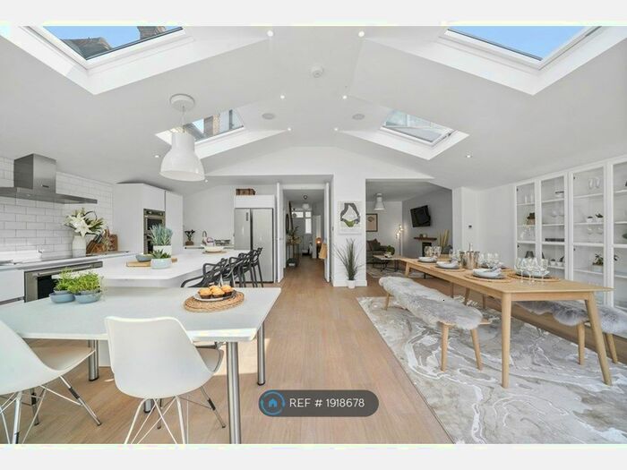 5 Bedroom Detached House To Rent In Clarence Road, Windsor, SL4