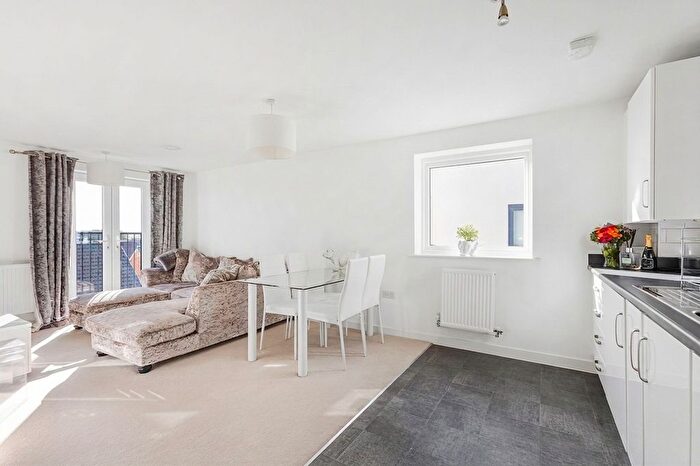 2 Bedroom Flat To Rent In Sovereign Place, Hatfield, AL9