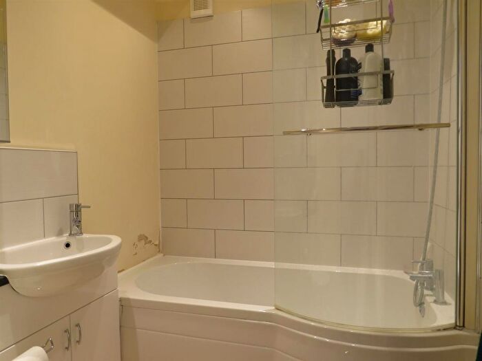 2 Bedroom Flat To Rent In Curzon Road, Waterlooville, PO7