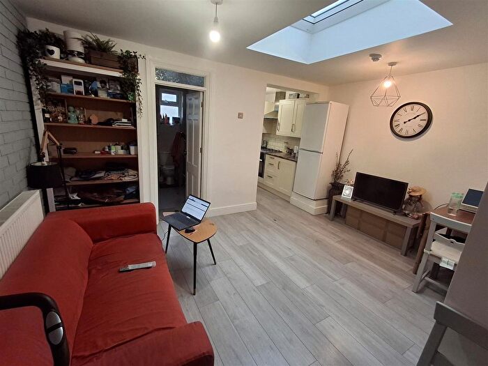 1 Bedroom Flat To Rent In Caroline Street, Cardiff, CF10