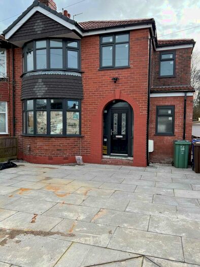 5 Bedroom Semi-Detached House To Rent In Meade Hill Road, Crumpsall, M8