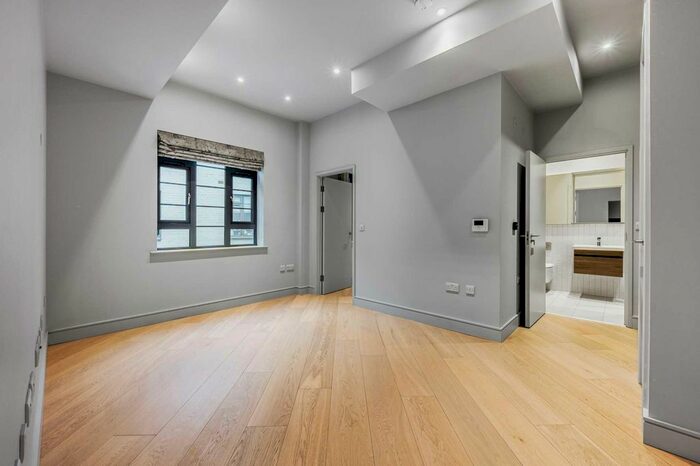 1 Bedroom Flat To Rent In Market Place, Brentford, TW8