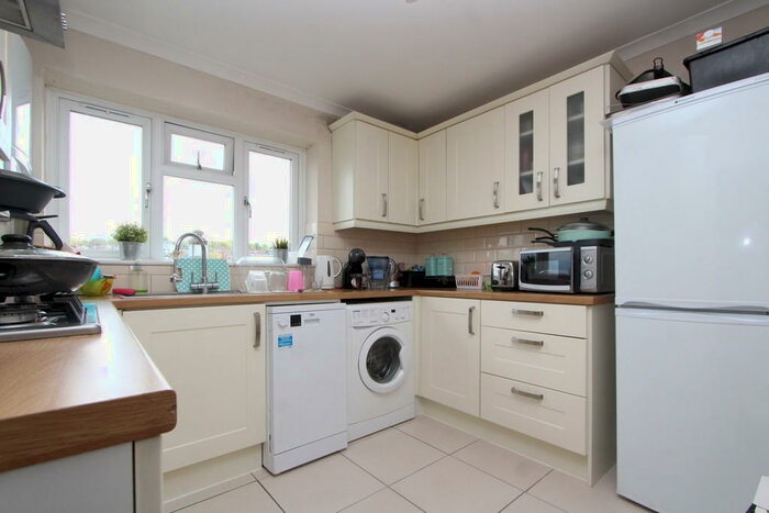 3 Bedroom Flat To Rent In Albert Close, Alexandra Park, N22