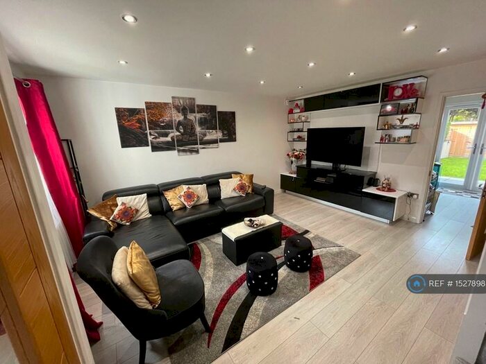 3 Bedroom Semi-Detached House To Rent In Chelmsford Close, Sutton, SM2