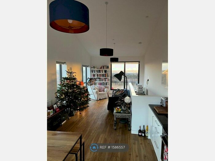 2 Bedroom Flat To Rent In Aire, Leeds, LS9