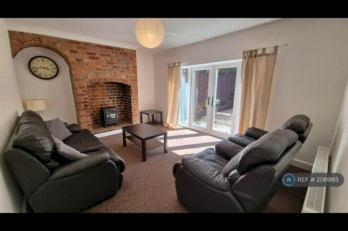 4 Bedroom Semi-Detached House To Rent In Wyther Park Hill, Leeds, LS12