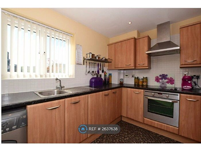 2 Bedroom Flat To Rent In Hengistway, Surrey, SM6