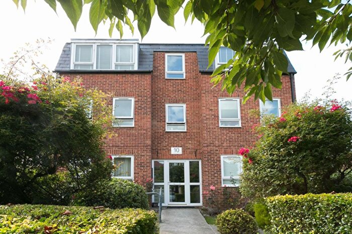 2 Bedroom Flat To Rent In Clivedon Rd, Highams Park, London, E4