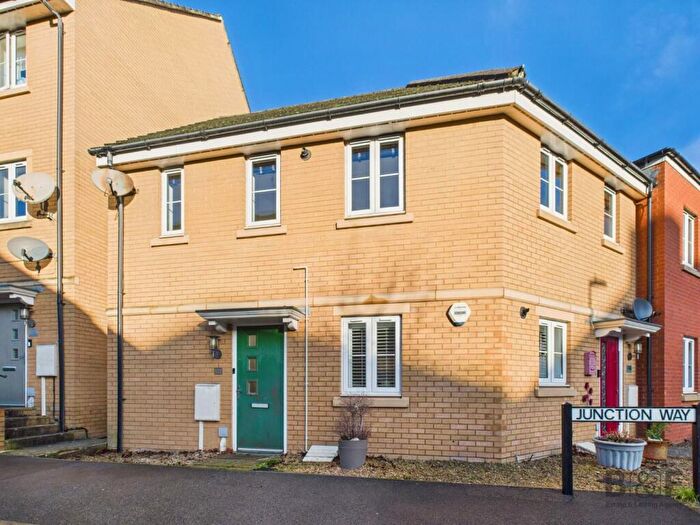 2 Bedroom Flat For Sale In Junction Way, Mangotsfield, BS16